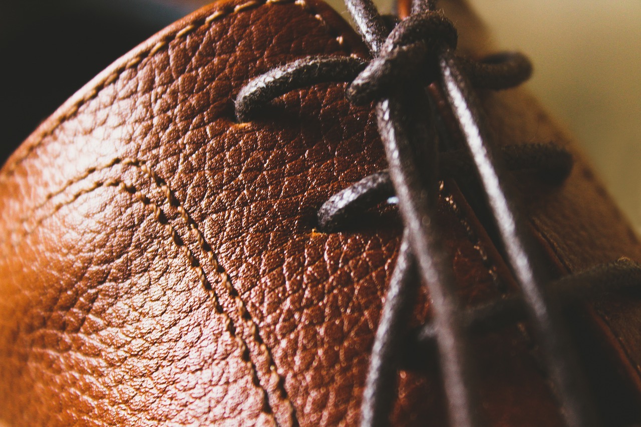Entretien chaussures cuir : bien utiliser le cirage de marque Saphir