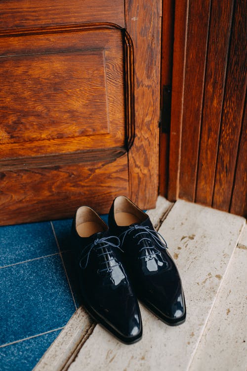 Nettoyer chaussure en cuir vernis